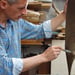l'artiste travaillant une patine