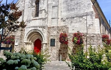 Visite libre de l'église Notre-Dame. Exposition de photos et documents anciens sur son histoire, la vie religieuse, la confrérie des charitables.