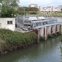 Le port de Calais, exutoire des wateringues vers la mer. Les canaux de Calais, patrimoine vivant passé, présent et futur ?