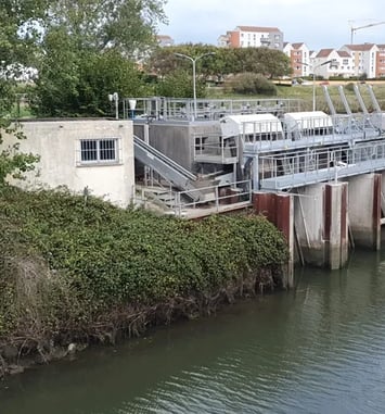 Le port de Calais, exutoire des wateringues vers la mer. Les canaux de Calais, patrimoine vivant passé, présent et futur ?