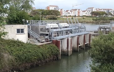 Le port de Calais, exutoire des wateringues vers la mer. Les canaux de Calais, patrimoine vivant passé, présent et futur ?