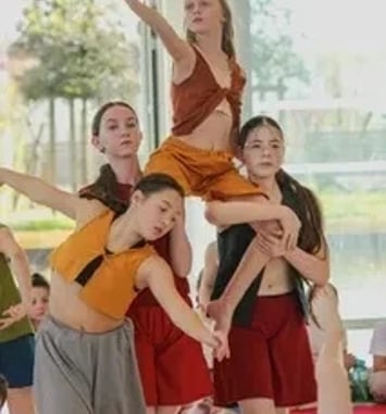 Spectacle « On y croit encore » par le groupe chorégraphique junior d'Hervé Koubi : entre transmission et résistance